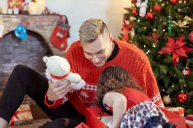 Mutlu baba ve küçük kız Noel 'i kutluyorlar. Noel ve tatil kavramları. Aile, Noel, Noel.