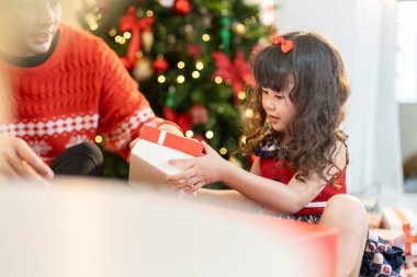 Mutlu baba ve küçük kız Noel 'i kutluyorlar. Noel ve tatil kavramları. Aile, Noel, Noel.