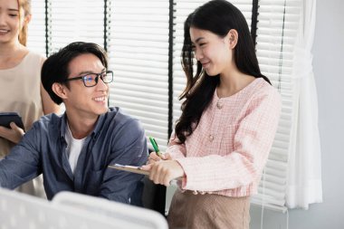 Mutlu iş adamları strateji pazarlama planlama konusunda beyin fırtınası yapıyor. Erkek işçiler için bilgisayarlı kadın yönetici sunumu rapor projesiyle ilgili toplantıyı dinliyor.