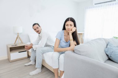 Evlilik hayatındaki anlaşmazlıklar. Aile sorunları. Kadın kocasından memnun değil. Hüsrana uğramış kadın mutsuz. Birbirimizden memnun değiliz. Çiftler hayat hakkında farklı düşüncelere sahiptir. Ayrılma sebebi.