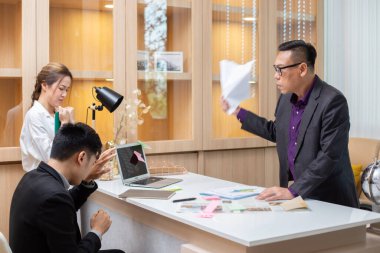 Lider yönetici, astlarının işinden memnun olmayan kızgın bir erkek. Toplantılar, öfke tatminsizliğinin konuşamadığını vurgular. 