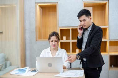 Lider yönetici, astlarının işinden memnun olmayan kızgın bir erkek. Toplantılar, öfke tatminsizliğinin konuşamadığını vurgular. 