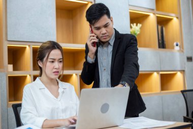 Lider yönetici, astlarının işinden memnun olmayan kızgın bir erkek. Toplantılar, öfke tatminsizliğinin konuşamadığını vurgular. 