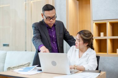 Lider yönetici, astlarının işinden memnun olmayan kızgın bir erkek. Toplantılar, öfke tatminsizliğinin konuşamadığını vurgular. 