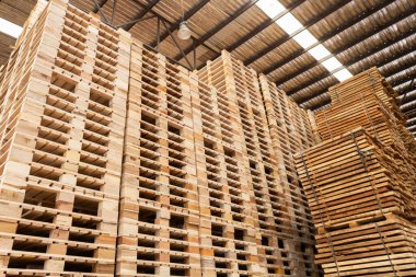 Bir yığın çiğ odun, kereste deposu ahşap. Kereste deposu. Ahşap ithalat-ihracat endüstrisi.