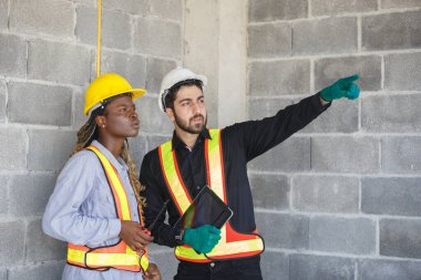 Kafkasyalı mühendisler ileri görüşlü ve Amerikalı Afrikalı genel çalışanlar köy inşaatında birlikte çalışıyorlar. İnşaat ustabaşı işçi mimar.
