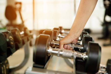 Spor salonunda el ele tutuşup kadın arkaplanını kullanın. Amaç vücut geliştirmek.. 