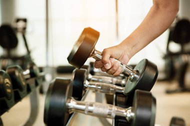 Spor salonunda el ele tutuşup kadın arkaplanını kullanın. Amaç vücut geliştirmek.. 