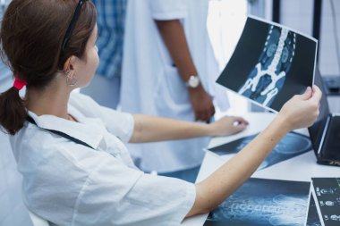 Sınıfta çalışan bir tıp öğrencisi. Tıp öğrencileri röntgen filmlerinden öğrenerek insan beyin hastalıkları teşhisi koyuyorlar. Teşhis için beyin ameliyatı hakkında bilgi edinin.