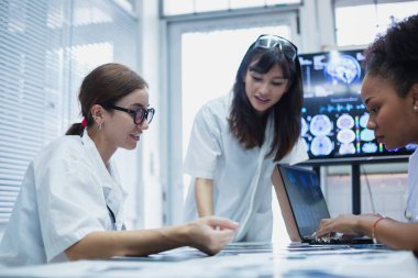 Sınıfta çalışan bir tıp öğrencisi. Tıp öğrencileri röntgen filmlerinden öğrenerek insan beyin hastalıkları teşhisi koyuyorlar. Teşhis için beyin ameliyatı hakkında bilgi edinin.