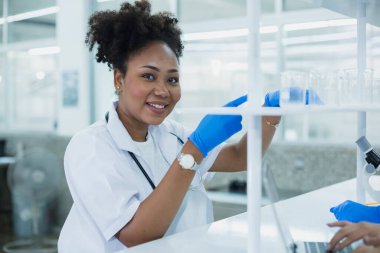 Bilim bölümü öğrencileri tıp bilimi üzerine araştırma yapıyorlar. Tıbbi verileri analiz et ve yenilikler yap. Gelişmiş bilimsel kimya biyolojisi.