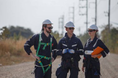 Ekip mühendisi rüzgar türbini işçi üniforması güvenlik anketi operasyon planlama yel değirmeni temiz enerjisini tartışıyor. Alternatif teknoloji çevreyi korur küresel ısınma sorunlarını azaltır.