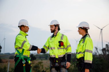 Üniformalı bir ekip mühendisi, enerji santralinde yenilenebilir enerji hakkında konuştu. teknoloji çevreyi korur küresel ısınma sorunlarını azaltır.