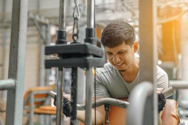 Asyalı erkek spor giyim iyi eğitimli vücut egzersizi fitness salonunda çekilmek. Güçlü vücut erkek antrenmanı spor salonunda omuz çekimi.