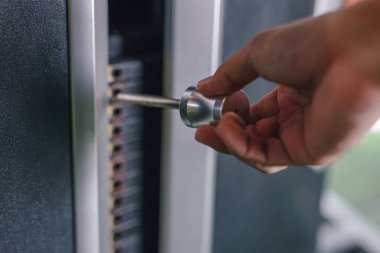 Jimnastik salonunda raptiye yığını metal plaka kaldırma.