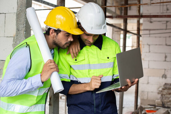 человек инженер-строитель дома строительства холдинг чертеж чертежа. мужчина-архитектор, стоящий на строительстве дома. мастер на рабочем месте.