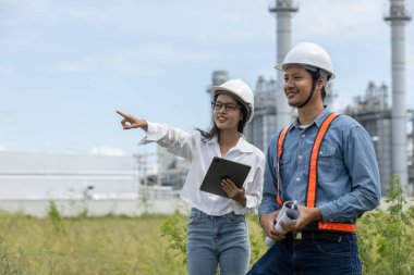 Planlı ve tabletli bir mühendis elektrik enerjisi üreten bir fabrikada çalışıyor. Petrokimya 'da inşaat müdürü petrol rafinerisi. Geliştirme müfettişi Endüstriyel enerji santrali