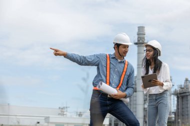 Planlı ve tabletli bir mühendis elektrik enerjisi üreten bir fabrikada çalışıyor. Petrokimya 'da inşaat müdürü petrol rafinerisi. Geliştirme müfettişi Endüstriyel enerji santrali