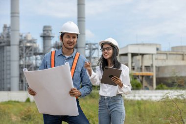 Planlı ve tabletli bir mühendis elektrik enerjisi üreten bir fabrikada çalışıyor. Petrokimya 'da inşaat müdürü petrol rafinerisi. Geliştirme müfettişi Endüstriyel enerji santrali