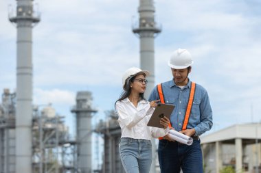 Planlı ve tabletli bir mühendis elektrik enerjisi üreten bir fabrikada çalışıyor. Petrokimya 'da inşaat müdürü petrol rafinerisi. Geliştirme müfettişi Endüstriyel enerji santrali