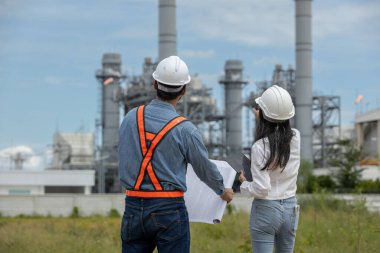 Planlı ve tabletli bir mühendis elektrik enerjisi üreten bir fabrikada çalışıyor. Petrokimya 'da inşaat müdürü petrol rafinerisi. Geliştirme müfettişi Endüstriyel enerji santrali