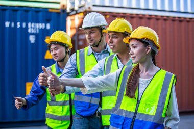 Konteynır deposunda, ithalat kargo alanı endüstriyel nakliye nakliyesi için mühendis ekibi çalışması. Lojistik nakliye ihracatı. iş lojistik kavramı.