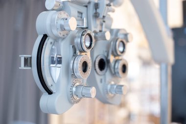 Phoropter görüş ölçüm makinesi, göz sağlığı kontrolü ve göz doktoru konsepti. Web pankartı boyutu. Boşluğu kopyala.