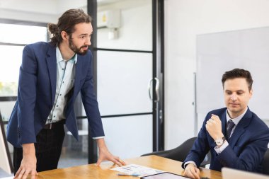 İş adamları masa başında beyin fırtınası yapıyor. Örgütteki etkili insanlar fikirlerini işlerine danışmak için kullanırlar..