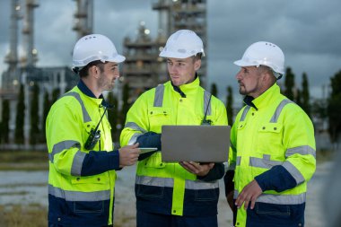 Profesyonel elektrik mühendisi üniforması. Birlikte çalışıyorlar. Elektrik santrali ya da petrol petrokimyasını rafine ediyorlar. Endüstriyel fabrika alan kontrol enerji santrali.