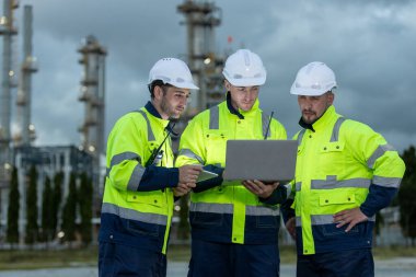 Profesyonel elektrik mühendisi üniforması. Birlikte çalışıyorlar. Elektrik santrali ya da petrol petrokimyasını rafine ediyorlar. Endüstriyel fabrika alan kontrol enerji santrali.