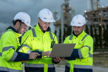 Profesyonel elektrik mühendisi üniforması. Birlikte çalışıyorlar. Elektrik santrali ya da petrol petrokimyasını rafine ediyorlar. Endüstriyel fabrika alan kontrol enerji santrali.