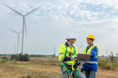 Rüzgar türbini mühendisi dizüstü bilgisayarı işaret ederek istasyon enerji enerjisi rüzgârında yenilenebilir enerji hakkında çalışıyor. teknoloji çevreyi korur küresel ısınma sorunlarını azaltır.