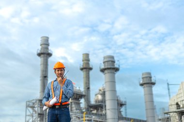 Elektrik yağı üreten telsiz fabrikasıyla konuşan adam mühendisi. Petrokimya 'da inşaat müdürü petrol rafinerisi. Geliştirme müfettişi Endüstriyel enerji santrali.