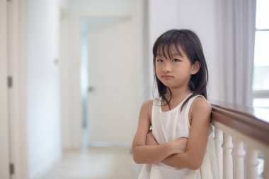 Çocuk depresyon stresidir. Aile sorunları için üzücüdür. Küçük kız yatak odasında tek başına oturup ağlıyor. Isırıldıktan sonra boyanmış. Kızın ağrısı var, iyi değil ve ateşi var..