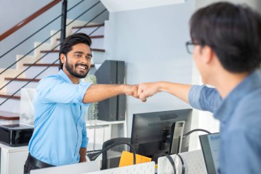 Asya çeşitliliği başarılı pazarlama ekibi iç toplantıdan sonra anlaşmayı sonuçlandırmak için beşlik çaktı. Genç girişimciler grubu başarılı bir iş ortağı oldu.