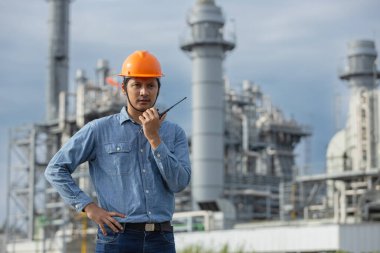 Elektrik yağı üreten telsiz fabrikasıyla konuşan adam mühendisi. Petrokimya 'da inşaat müdürü petrol rafinerisi. Geliştirme müfettişi Endüstriyel enerji santrali.