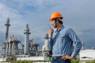 Elektrik yağı üreten telsiz fabrikasıyla konuşan adam mühendisi. Petrokimya 'da inşaat müdürü petrol rafinerisi. Geliştirme müfettişi Endüstriyel enerji santrali.