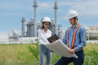 Planlı ve tabletli bir mühendis elektrik enerjisi üreten bir fabrikada çalışıyor. Petrokimya 'da inşaat müdürü petrol rafinerisi. Geliştirme müfettişi Endüstriyel enerji santrali