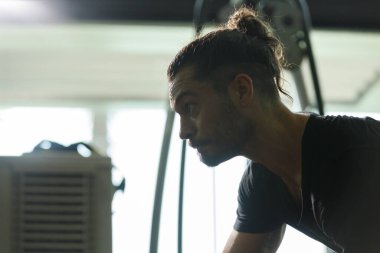 Erkek, egzersiz yaptıktan sonra yorgun ve terli bir yüz ifadesine bürünür. Sporcu kas zayıflığı motivasyonu fitness kalorileri yakar sağlık için kilo verir. Spor salonunda koşu bandı egzersizi..