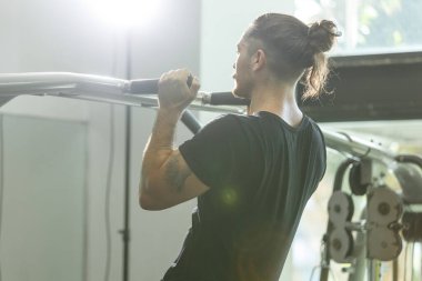 Spor salonundaki kalorili pres makinesinde çalışan adam sağlık için kilo kaybediyor. Spor salonunda göğüs pres makinesi çalıştıran güçlü bir sporcu. Kol ve omuz kaslarını geliştirmek için egzersiz..