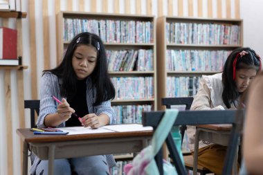 Bayan öğretmen sınıftaki kızlara ders veriyor. Okulda çocuk eğitimi, sınıfta. Liseli kız mutlu öğrenmeler. Öğretmenin öğrettiği gibi yazıyorum. Okula dönüş konsepti.