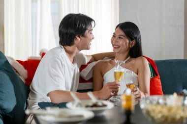 Sevgili erkek ve kadın güzel çift Noel partisini kutlarken eğleniyorlar. Evlilik yıldönümünüz kutlu olsun. Keyfinize bakın..