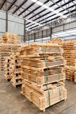 Bir yığın çiğ odun, kereste deposu ahşap. Kereste deposu. Ahşap ithalat-ihracat endüstrisi.