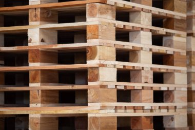 Bir yığın çiğ odun, kereste deposu ahşap. Kereste deposu. Ahşap ithalat-ihracat endüstrisi.