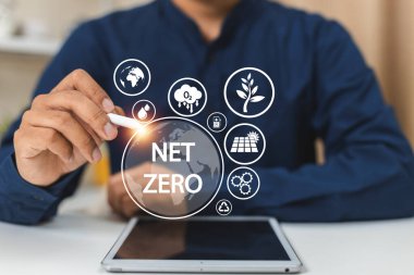 Net sıfır simgeli tablet kullanan bir işadamı. yenilik ısınma 2050 alternatif. Karbon dengeleyici Ana işlem sera ayıklama.