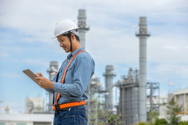 Elektrik enerjisi üreten tablet fabrikasında çalışan bir mühendis. Petrokimya 'da inşaat müdürü petrol rafinerisi. Geliştirme müfettişi Endüstriyel enerji santrali