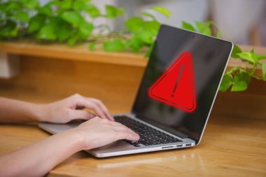 Bilgisayarda uyarı hatası. Veri bilgisinde uyarı işareti. Bakım bağlantısı uygulaması. Güvenlik duvarı hackerı güvenliğe saldırmadı. Siber güvenlik sorunu. 