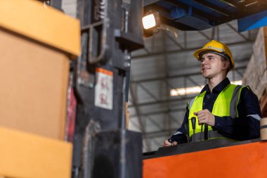 Fabrikadaki forklift deposunda çalışan adam. Endüstriyel erkek işçi. Konteynır kutusunu kontrol et. Lojistik ihracat konsepti.