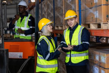 Grup işçi deposu depo deposunda kontrol listesi forklift üzerinde çalışıyor. Lojistik fabrikası sanayi müfettişi imalatı. iş lojistiği ve ulaşım.