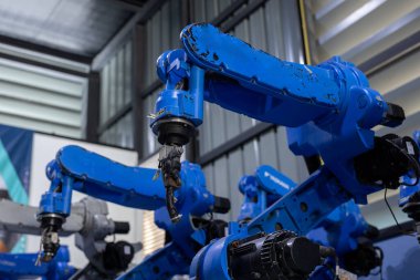 Robot makine endüstrisi otomatikman üretiyor.